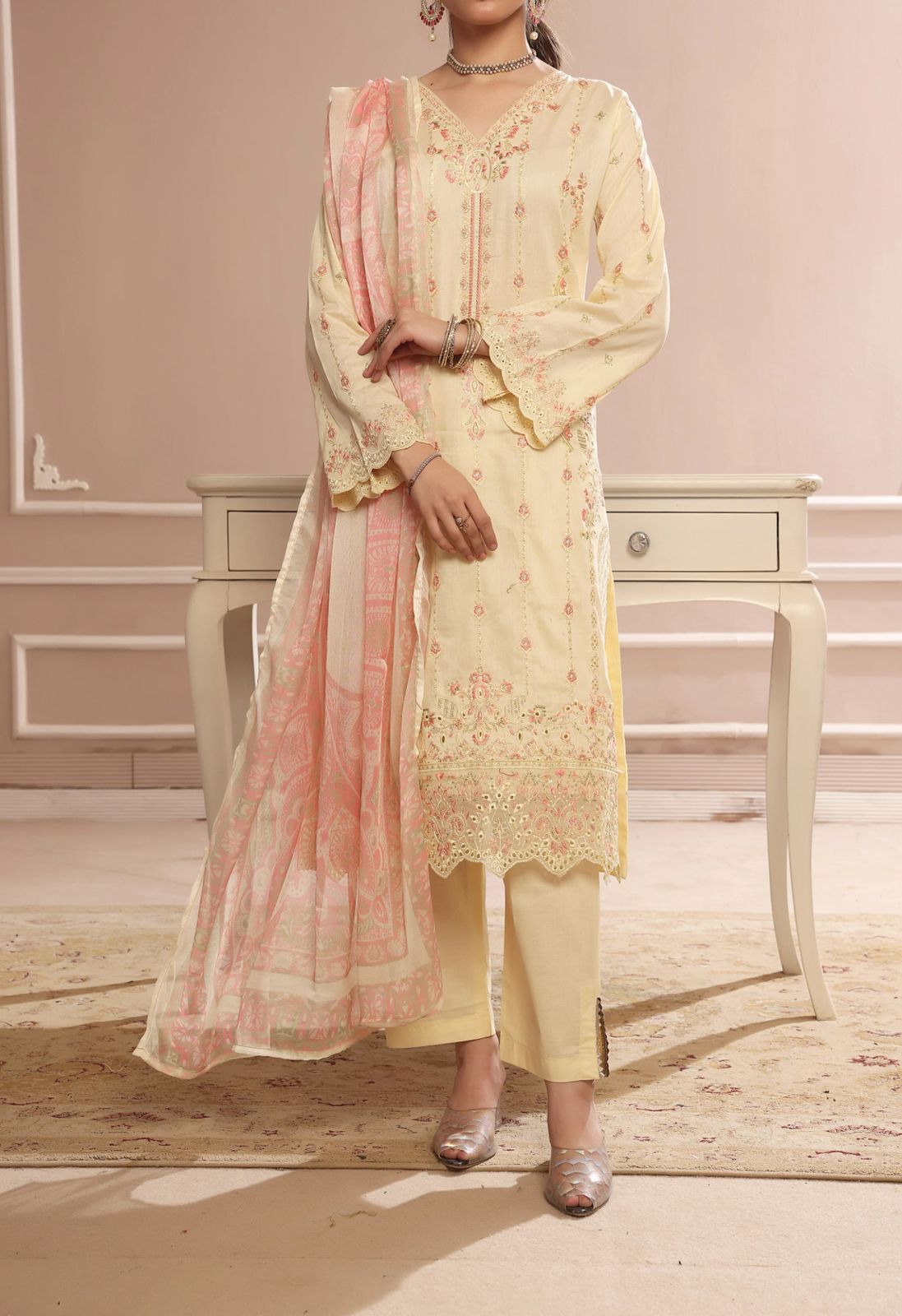 Embroidered Lawn 3 Piece Suite